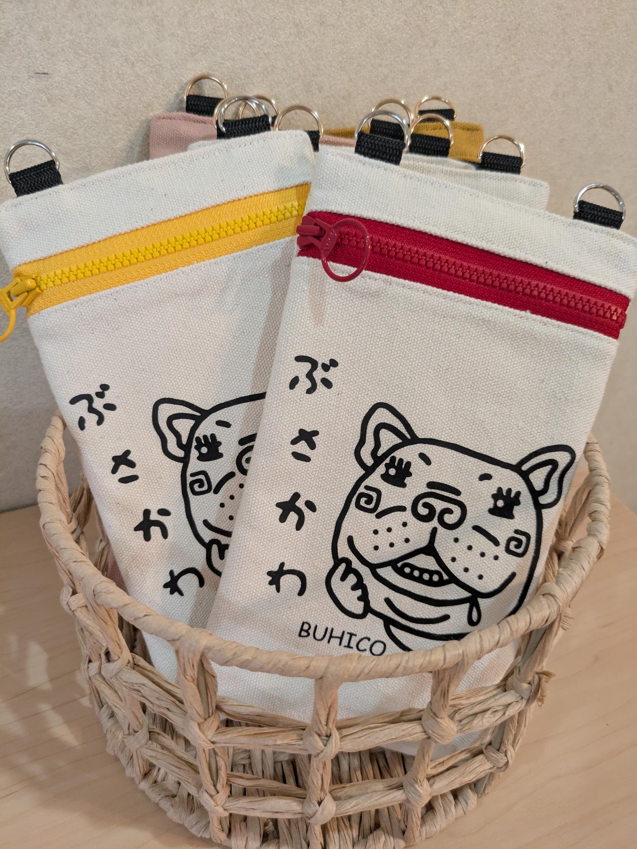 ぶさかわBUHICOのスマホポーチ